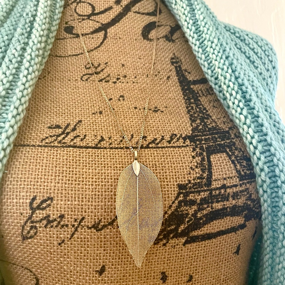 Elegant Gold Leaf Pendant Necklace